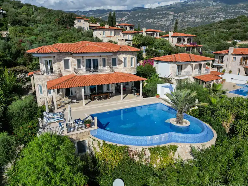 Villa con piscina entre montañas